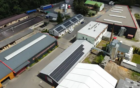 Dwie instalacje fotowoltaiczne na dachach firmy