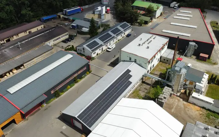 Dwie instalacje fotowoltaiczne na dachach firmy