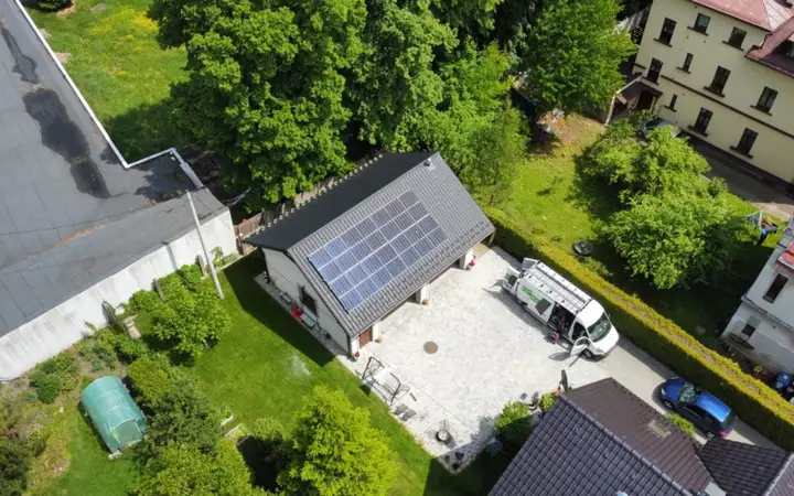 Instalacja fotowoltaiczna zainstalowana na dachu garażu