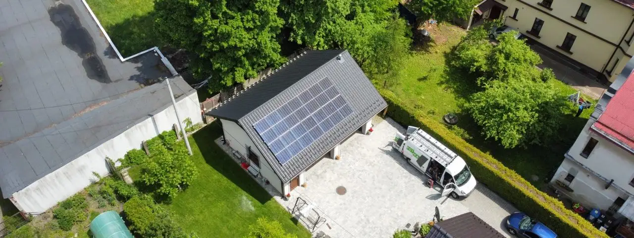 Panele fotowoltaiczne na dachu budynku