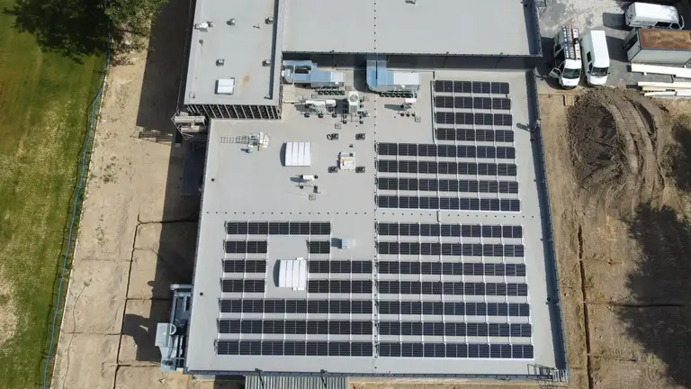 Instalacja fotowoltaiczna o mocy 50 kw na dachu firmy