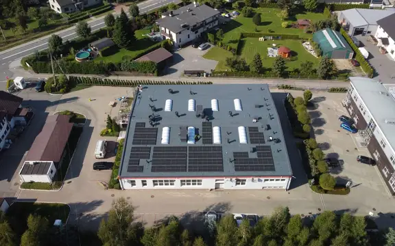 Instalacja fotowoltaiczna na dachu sklepu