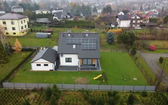 Mała instalacja fotowoltaiczna na dachu domu jednorodzinnego