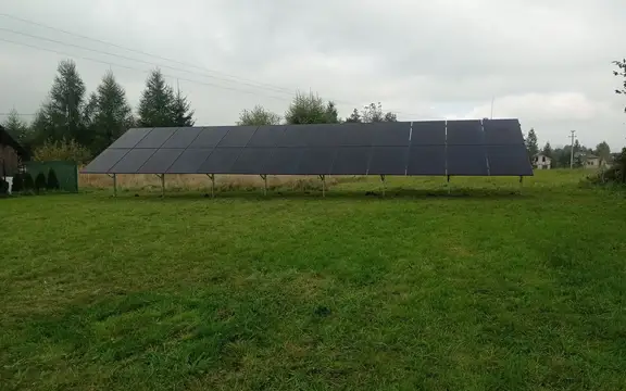 Instalacja fotowoltaiczna na gruncie,  zamontowana na stelarzu
