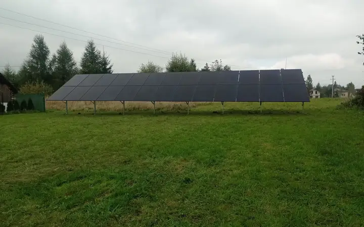 Instalacja fotowoltaiczna na gruncie, zamontowana na stelarzu