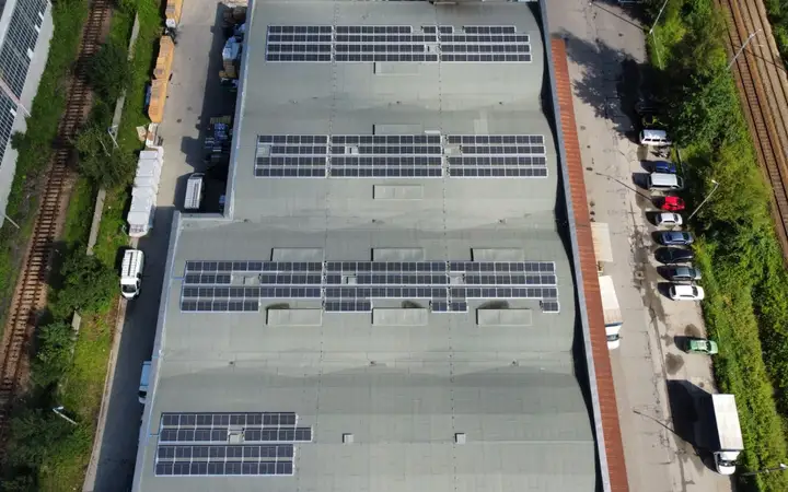 Instalacja fotowoltaiczna na dachu hali przemysłowej