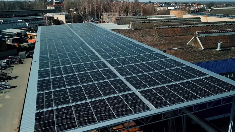Fotowoltaika na dachu hali