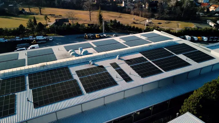 Instalacja fotowoltaiczna o mocy 350 kW zamontowana na dachu firmy