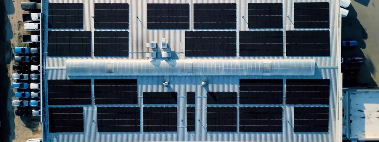 Instalacja fotowoltaiczna na dachu hali