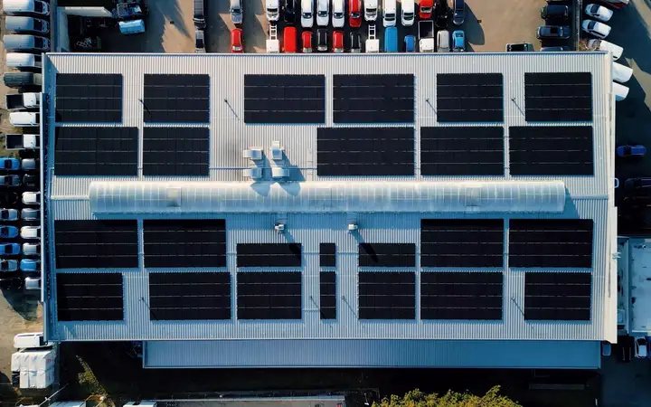 Instalacja fotowoltaiczna o mocy 350 kW na dachu salonu samochodowego