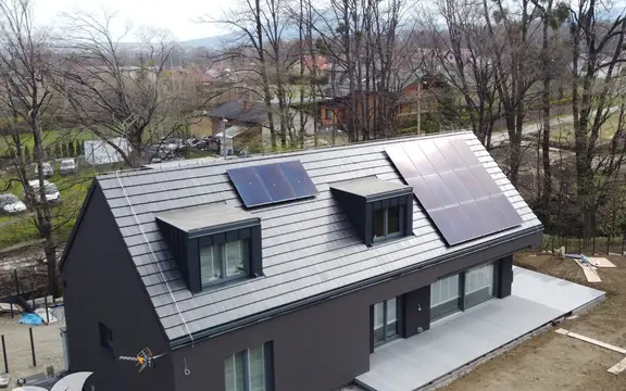 Instalacja fotowoltaiczna na dachu nowoczesnego domu