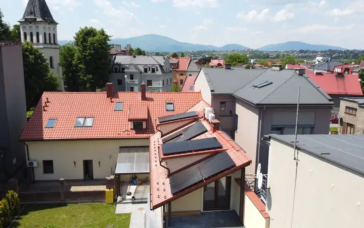 Instalacja fotowoltaiczna yamonotowna na dachu domu