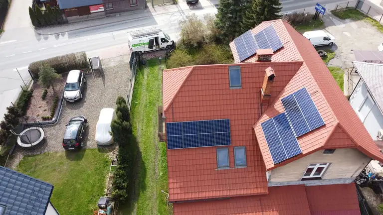 fotowoltaika na dachu pokrytym dachówką