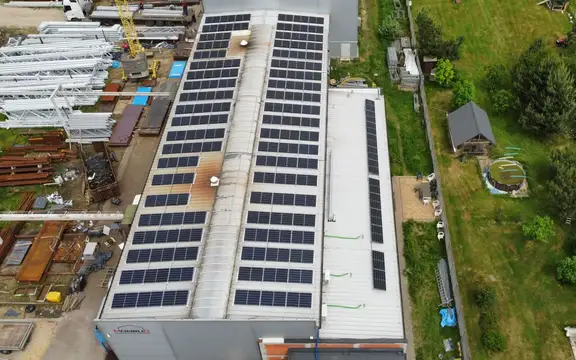 Instalacja fotowoltaiczna na dachu hali produkcyjnej