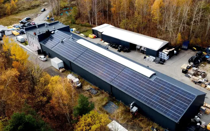Cały dach hali produkcyjnej zabudowany panelami fotowoltaicznymi