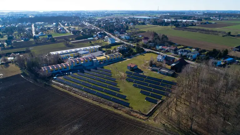 Farma fotowoltaiczna zamontowana na dachu firmy oraz na gruncie obok