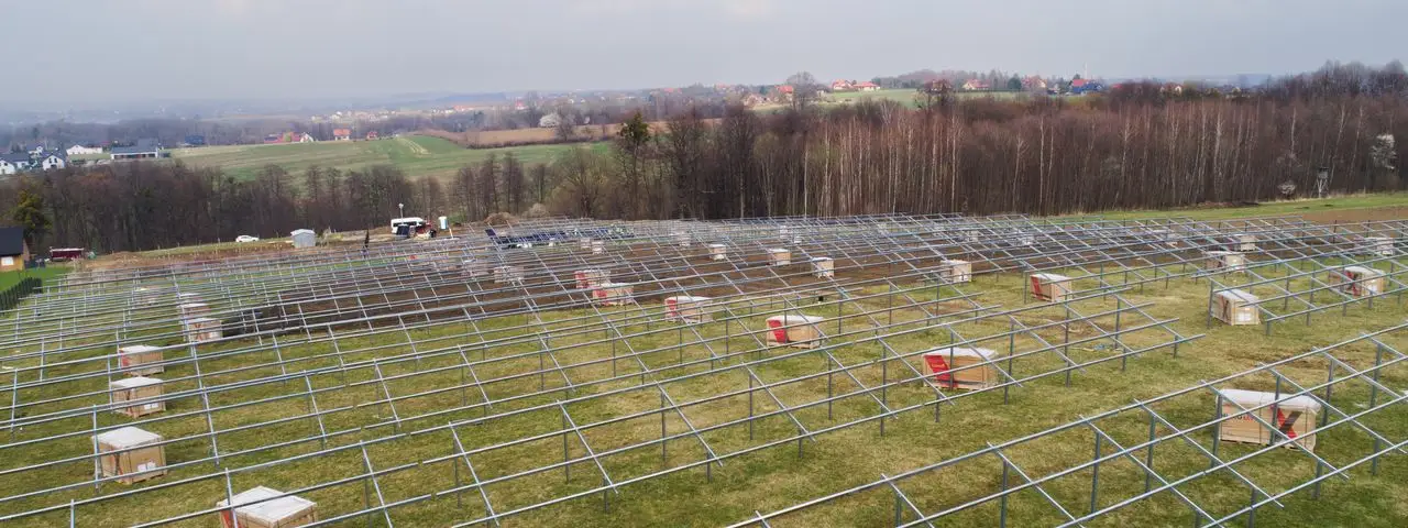 Konstrukcja farmy fotowoltaicznej o mocy 1 MW