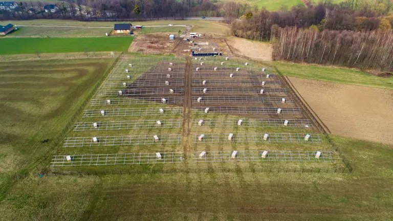 Konstrukcja farmy fotowoltaicznej o mocy 1 MW