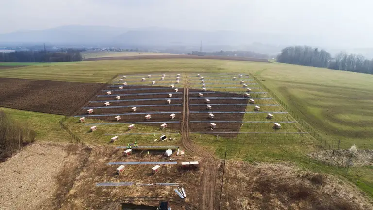 Konstrukcja farmy fotowoltaicznej zamontowana na gruncie