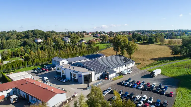 Montaż instalacji fotowoltaicznej na dachu firmy