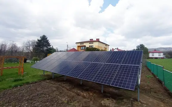 Instalacja fotowoltaiczna zamontowana na stelażu na gruncie