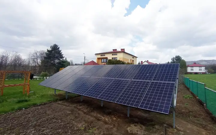 Instalacja fotowoltaiczna zamontowana na stelażu na gruncie