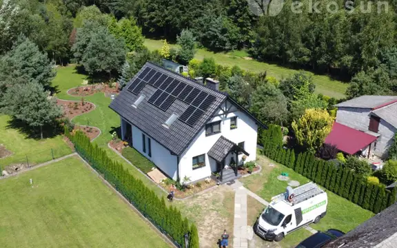 Instalacja fotowoltaiczna zamontowana na dachu domu