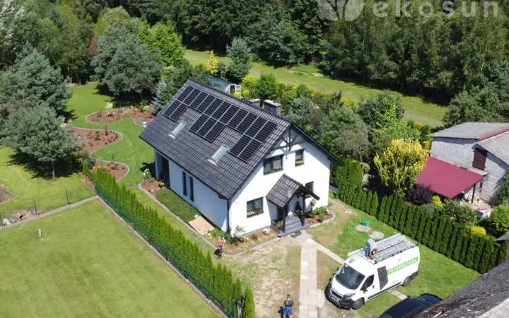 Instalacja fotowoltaiczna zamontowana na dachu domu