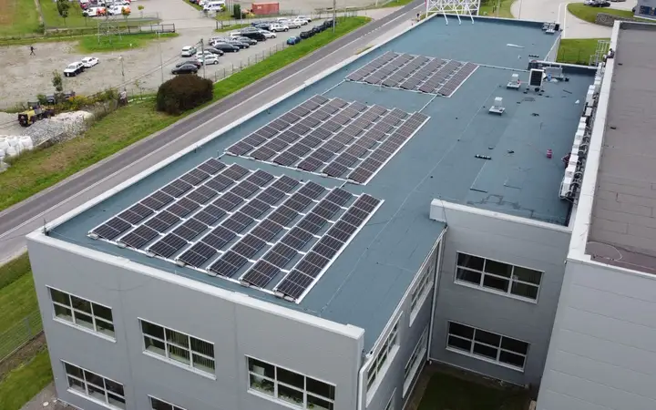 Instalacja fotowoltaiczna na dachu firmy