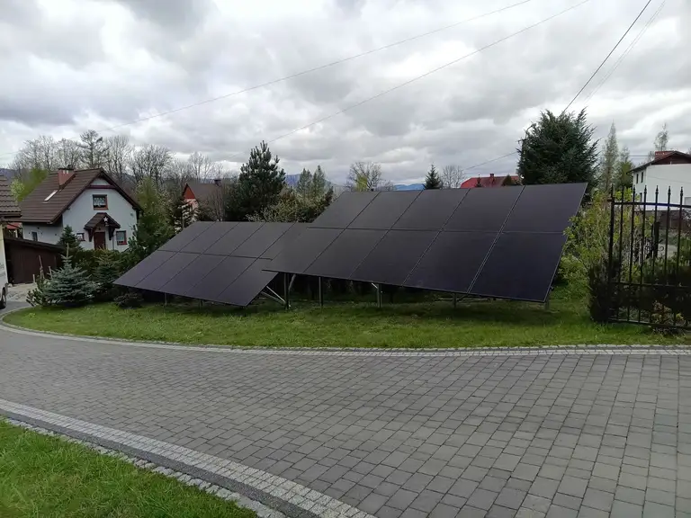 Instalacja fotowoltaiczna o mocy 7 kW zamontowana na dwóch stelażach