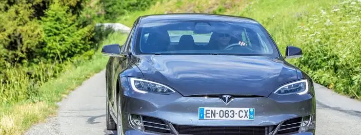 Tesla jadąca po drodze