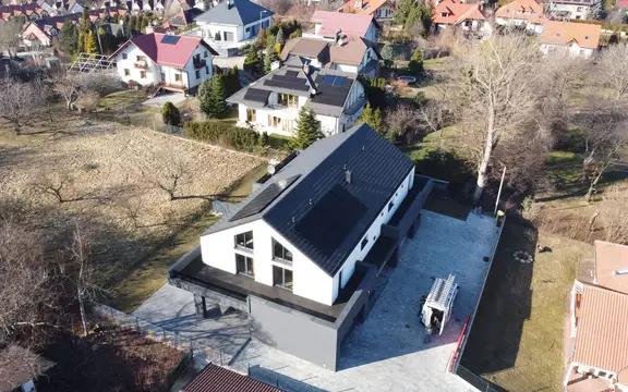 Instalacja fotowoltaiczna na dachu nowoczesnego domu