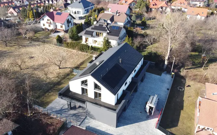 Instalacja fotowoltaiczna na dachu nowoczesnego domu