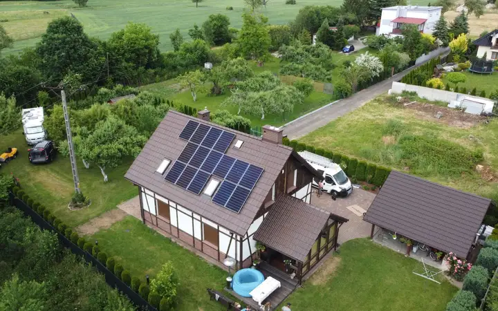 Dom jednorodzinny z instalacja fotowoltaiczną na dachu