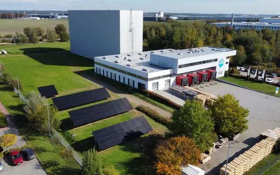 Instalacja fotowoltaiczna zamontowana na gruncie obok firmy