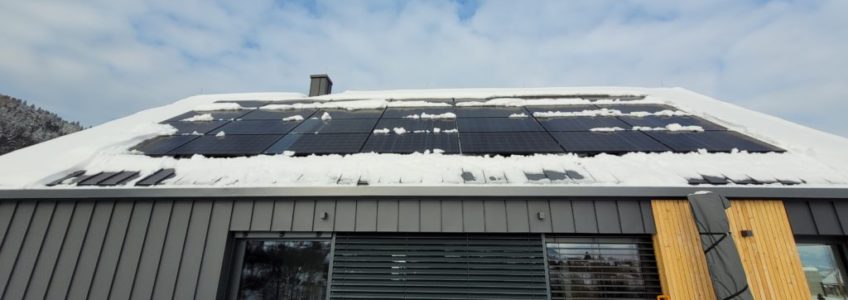 Zdjęcie zostało dodane do artykułu - odśnieżanie paneli fotowoltaicznych. Ukazuje instalację fotowoltaiczną na dachu domu jednorodzinnego w Lipowej. Dach jest pokryty śniegiem, a miejscami widać odkryte panele fotowoltaiczne.